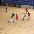 Jeziva scena obilazi Srbiju! Rukometaš ležao nepomično posle brutalnog sudara sa golmanom - hitno je prevezen u bolnicu…
