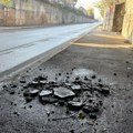 Otpada beton sa nadvožnjaka u Humskoj u Nišu: Građani strahuju za bezbednost, nadležni ćute