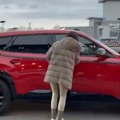 "Otvori mi vrata, otvori mi!" Neprijatna scena na aerodromu! Kaja besna na muža koji se krio u automobilu.