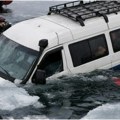 Ima mrtvih! Vožnja van dozvoljene rute završila katastrofom: Autobus propao kroz led u jezero