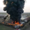 (Video) Ogroman stub gustog dima i vatra koja ne prestaje: Jezivi novi snimci dronom vatrene stihije u fabrici između Rume i i…