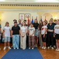 Đacima generacije po 30.000 dinara: Kikinda nagradila dvadeset najboljih učenika