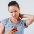 Pogled u telefon menja više od držanja – posledice koje oseća celo telo