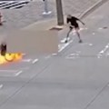 (Uznemirujuće) Horor snimak! Manijak bacio Molotovljev koktel na osobu u invalidskim kolicima: Nesrećni čovek se borio za…