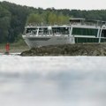 FOTO Drama na Dunavu: Luksuzni kruzer pun putnika zakucao se u zid hidroelektrane, ima povređenih