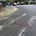 Gradske vlasti nalepile običnu gumu da glumi taktilnu stazu ispred škole za slabovidu decu u Zemunu