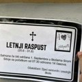 Morbidno ili urnebesno? Đaci u Vranju idu gradom i lepe umrlice, prolaznici u šoku kada vide ko je "preminuo"