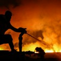 Vatra se približava kućama: Širi se požar na području Drvara
