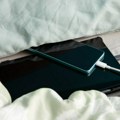 Zašto nikada ne bi trebalo da držite telefon pod jastukom dok se puni preko noći