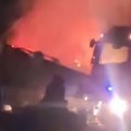 Pronađeno ugljenisano telo muškarca Veliki požar u Vrbasu: zapalile se garaže kod solitera, u toku borba vatrogasaca