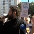 (Video) Haos u Prištini: Upotrebljen suzavac protiv demonstranata koji blokiraju ulaze u skupštinu, Kurti pobegao kroz zadnji…