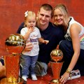 Suprugu Nikole Jokića navijači udarili u glavu: Natalija se oglasila posle incidenta, evo šta je poručila