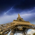 Grom udario u Ajfelov toranj: Snažno nevreme pogodilo Pariz FOTO