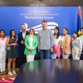 Mirović dodelio ugovore o jednokratnoj novčanoj pomoći studentima romske nacionalne manjine (foto)