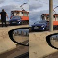 Evo kako je automobil završio na tramvajskim šinama - Zaobišao bankinu visoku metar: Pojavio se snimak sa mosta na Adi