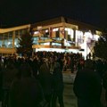 Ogroman broj građana ostao ispred hale U Vranju Unutra krcato, narod masovno daje podršku (Foto/video)