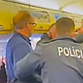 Šokantna drama na nebu: Putnici se napili i potukli, stjuart završio na podu, avion morao da sleti da bi ih policija privela…