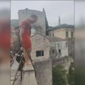 Hit snimak iz Mostara: Mladić skače sa Starog mosta (video)