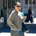 Dženifer Lopez nosi prljave farmerice od 620 evra: Mnogi ih ne bi ni pogledali, a ona ih ponosno šeta (foto)