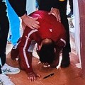 Haos u Rimu! Novak pogođen flašom u glavu, bilo je i krvi, snimak iz drugog ugla otkriva istinu! (video)