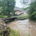 Snažno nevreme zahvatilo delove opštine Gornji Milanovac, padao grad veličine lešnika. Čemernica preti izlivanjem