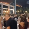 Nestvarna scena u Sutomoru! Igraju kolo dok vatra guta sve pred sobom! Ljudi u neverici gledaju snimak (video)