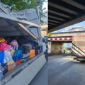 Vozilo, kojim Nikola Barlov prati studente, oštećeno, potrebna pomoć da se popravi