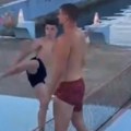 Ako ste se pitali gde Jokić letuje - igra "kockice" na somborskom štrandu