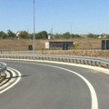 (Foto) Oprez, ide ti motorista u susret! Snimljen jeziv trenutak na autoputu kod Uba
