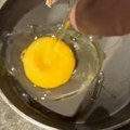 Eksperiment koji je zapalio mreže Tiktoker na +33 pokušao da isprži jaje na suncu – rezultat će vas šokirati! (video)