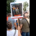 VIDEO: Potegao nož na građane okupljene na skupu podrške poljoprivredniku iz Ašanje