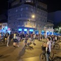 Protestna šetnja u Novom Sadu: Građani stigli do zgrade u kojoj navodno živi gradonačelnik