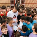 Vanja Marinković oduševio decu na Vračaru: Fondacija Bogdan Bogdanović otvorila novi košarkaški teren u OŠ „Jovan Miodragović“…