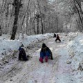 GALERIJA: Snežni dan na Ceru – Da li ste spremni za sankanje?