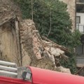 (FOTO/VIDEO) Urušio se deo kuće na Dorćolu, ostećena četiri vozila