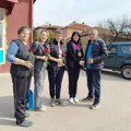 Članovi Saveta MZ Novi Zavoj darivali cveće damama u svom naselju
