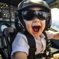 (Video) Mali genije: Ima samo pet godina, ali i oko za detalje u složenom pilotskom priručniku primetio nešto što je svima…