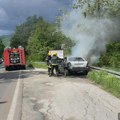 Buktinja na putu Čačak–Požega: Vozilo planulo, muškarac sa teškim povredama prebačen u bolnicu