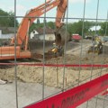 Deo puta u Mladenovcu se obrušio, zvaničnici ne mare da objasne zašto: Oni čije su kuće ugrožene sumnjaju na grešku investitora…