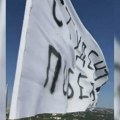 VIDEO Zastava "Studenti pobeđuju" se vijori na jednom od najviših simbola Beograda