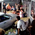 (Видео) Узнемирујући снимак! Пијан и у пуној брзини аутом улетео у башту ресторана, па покушао да побегне! Гости га јурили…