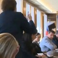 (Video) Poslanica gađala kolegu u glavu poslovnikom! Haos u slovenačkom parlamentu: Na sednici došlo do opasnih tenzija, a…