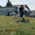 Dašić i aktivisti SNS kosili travu oko Mesne zajednice Vinogradi