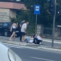 (Foto) obaranje pešaka u sred Kragujevca. Žena pala na kolovoz. Okupili se građani.