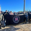Kolona sećanja u Vukovaru: Na čelu pripadnici HOS-a, uzvikivalo se „Za dom spremni“
