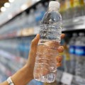 Novo istraživanje zbunilo i naučnike: Pogledajte šta sve sadrži flaširana voda