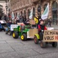 VIDEO: Deca poljoprivrednika na mini traktorima na pedale učestvovala u protestu u Francuskoj