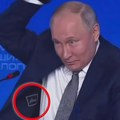 Evo koliko košta odelo vladimira Putina: Ruski lider podigao ruku i slučajno pokazao etiketu luksuznog brenda