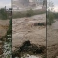 Katastrofalne poplave nose automobile Kiša napravila haos u Rumuniji, na snazi meteoalarm (video)