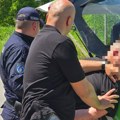(Foto) lisice na rukama, osumnjičeni na zemlji: Inspektori zaustavili sumnjivi taksi u Novom Pazaru: Zbog onoga što su našli…